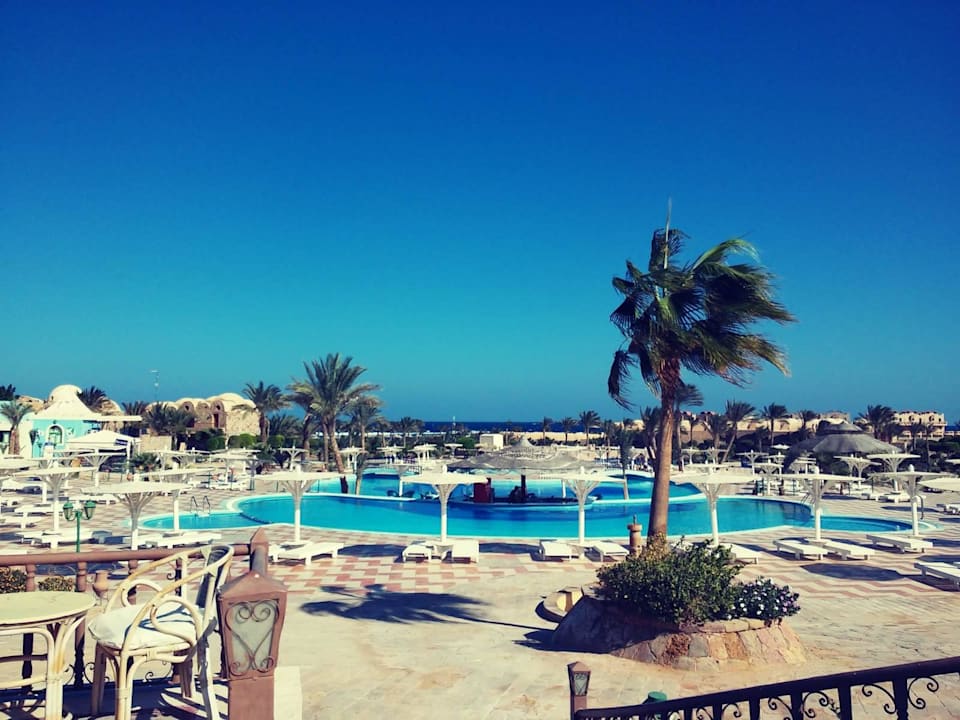 Schöner Pool Pensée Royal Garden Beach Resort