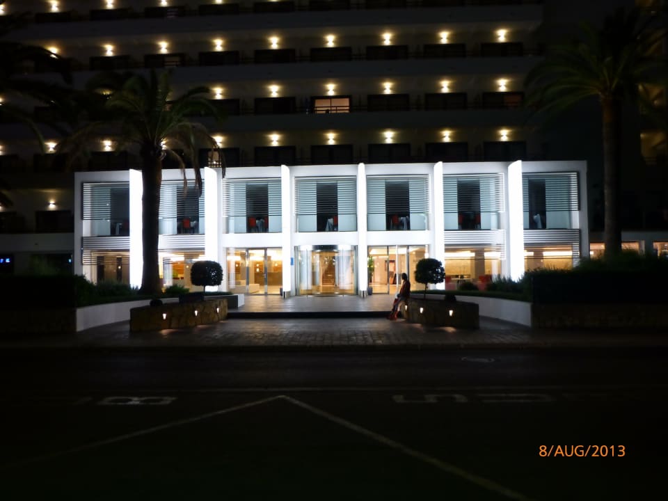 Hoteleingang bei Nacht allsun Hotel Bahia del Este