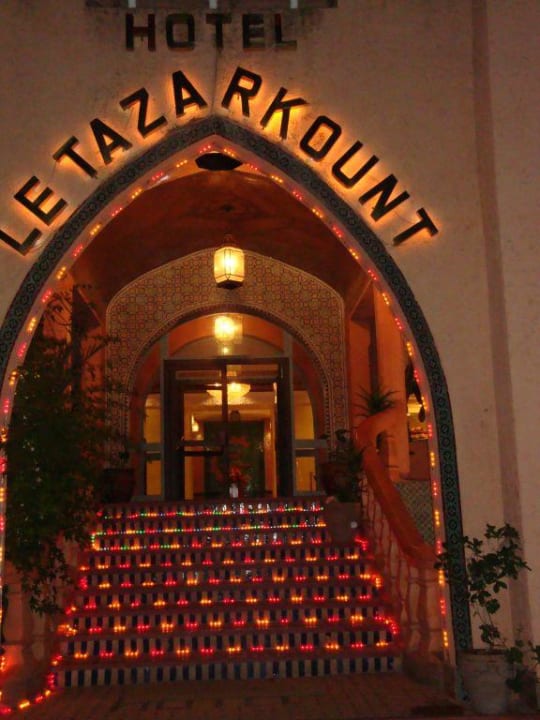 Hoteleingang am Abend Hotel Le Tazarkount