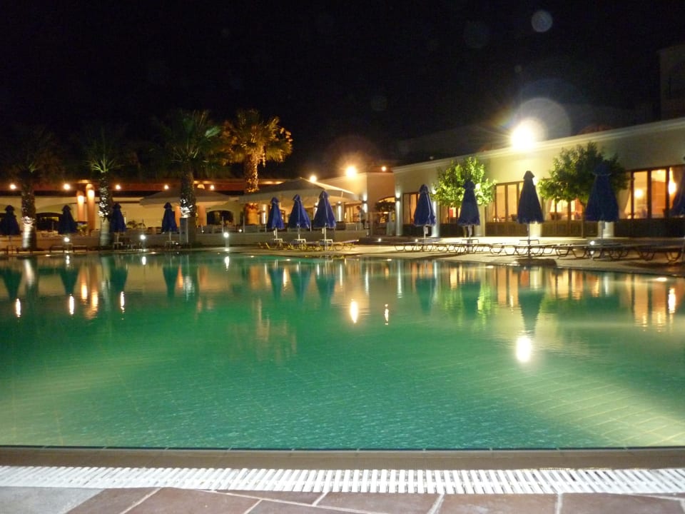 Ruhepool bei Nacht Neptune Luxury Resort