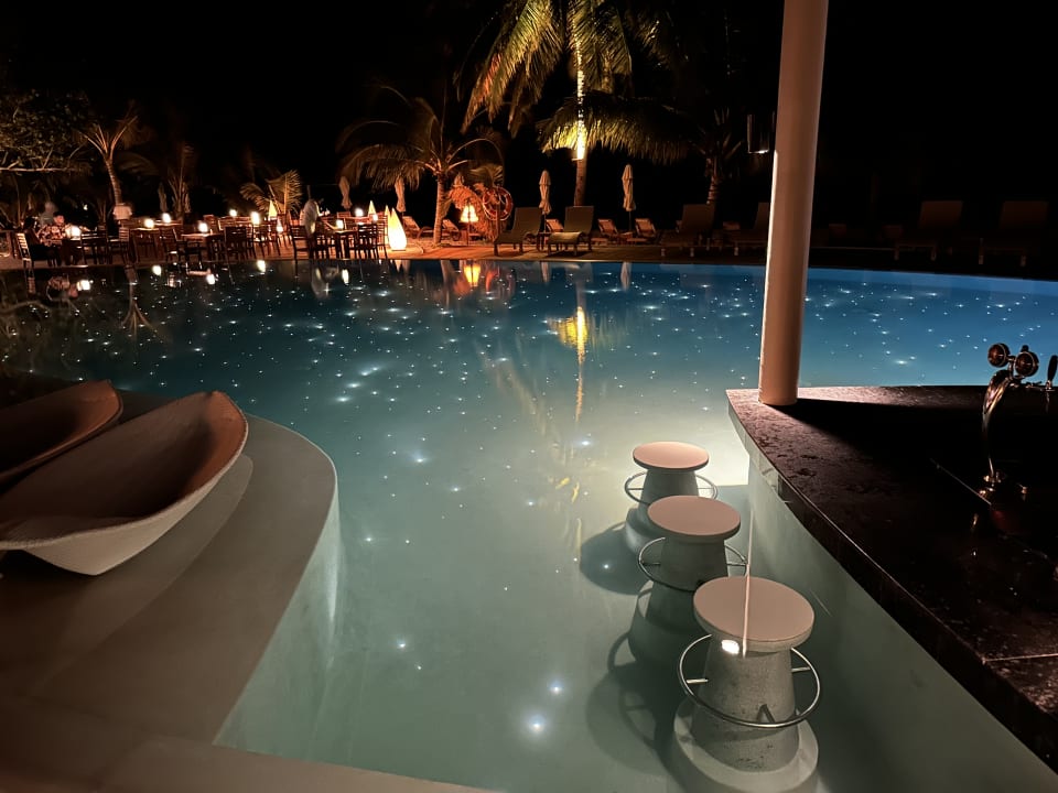 Pool Centara Ras Fushi Resort & Spa Maldives