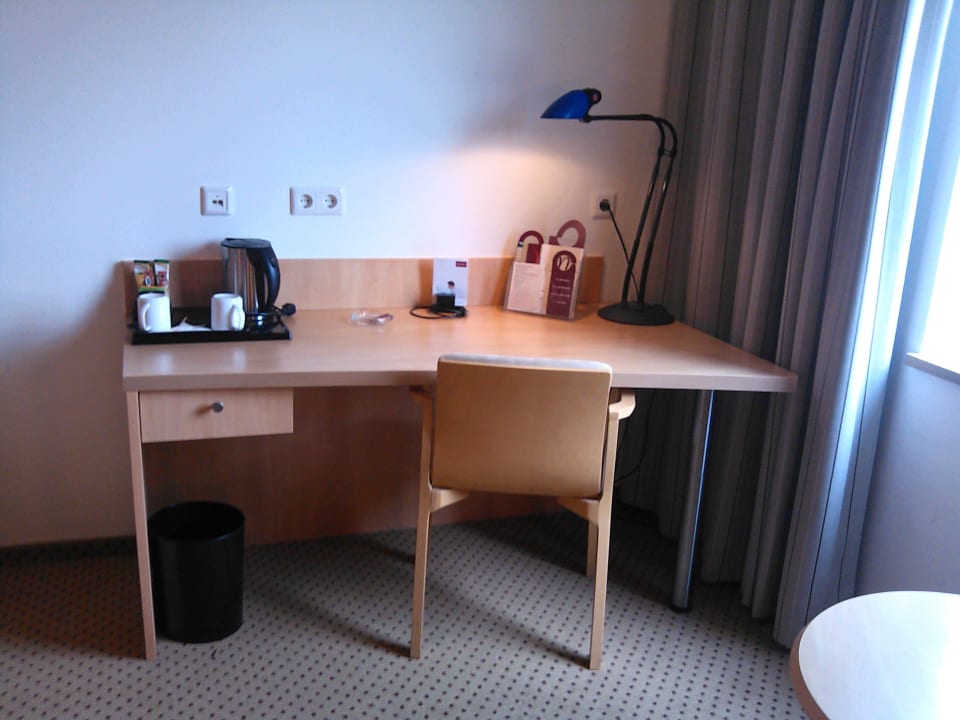 Arbeitsplatz voco Dusseldorf Seestern, an IHG Hotel