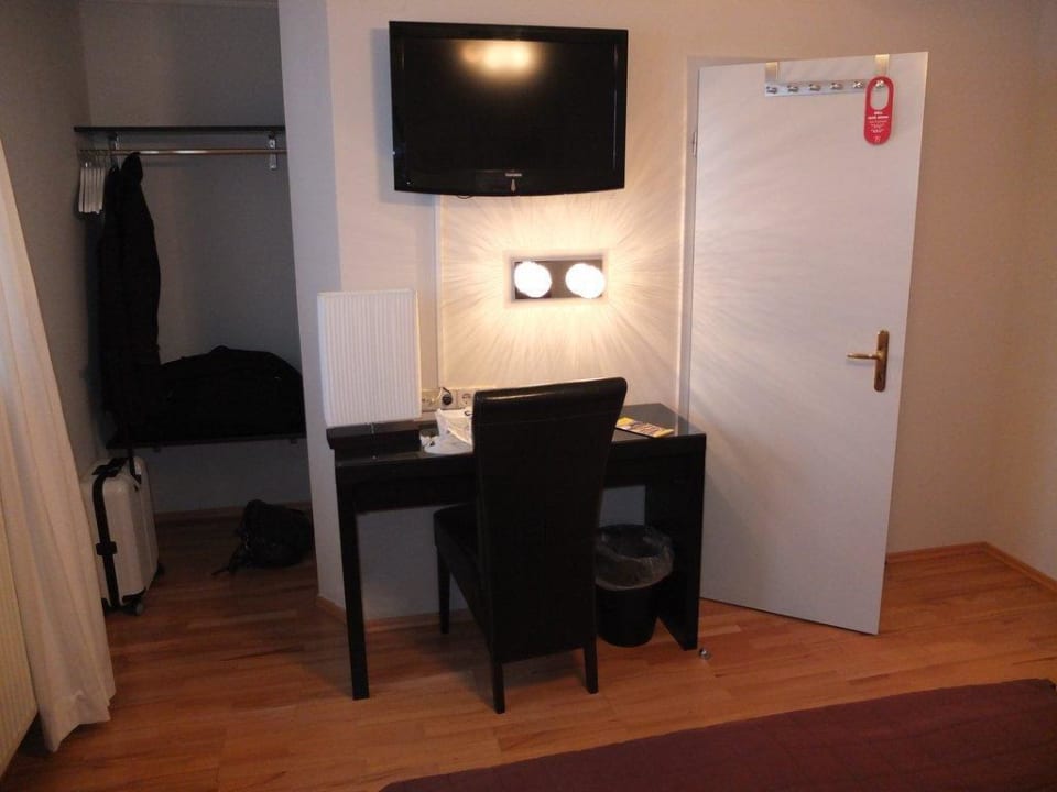 Fernseher und Garderobe Hotel Aurora