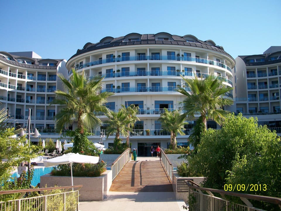 Blick von Richtung Strand  Commodore Elite Suites & Spa - Adults only