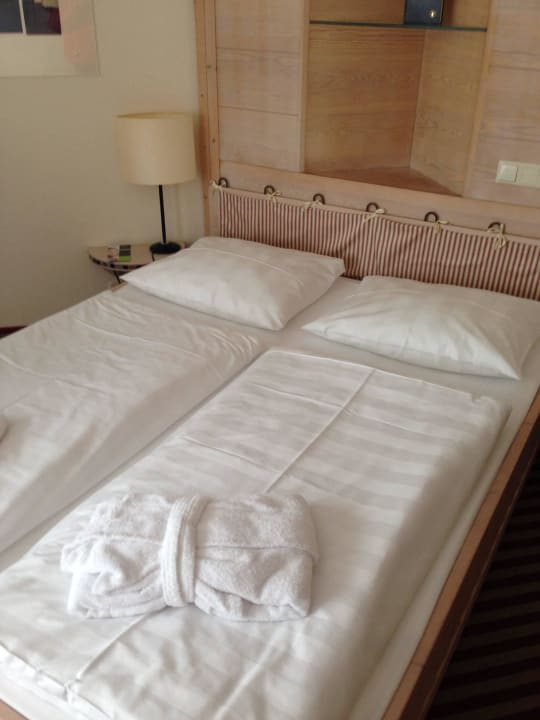 Bett im Classic Room/Bademäntel inkl. AEDENLIFE Hotel & Resort Rügen