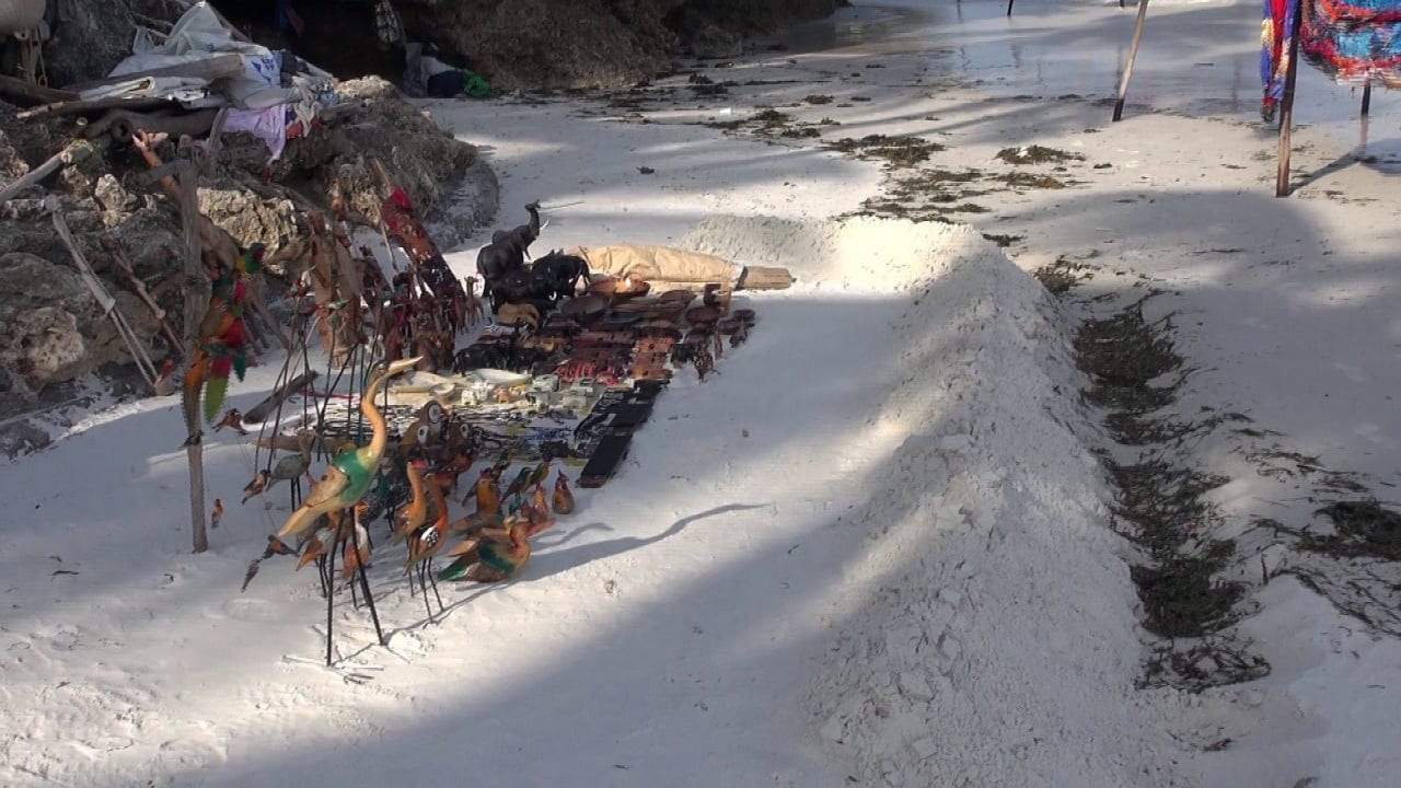 Schutzdamm gegen die Flut Bahari Beach Hotel