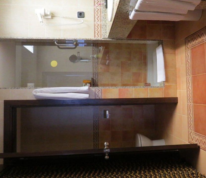 Offener Sanitärbeich, links Schrank hinter Perlen Hotel Riu Touareg