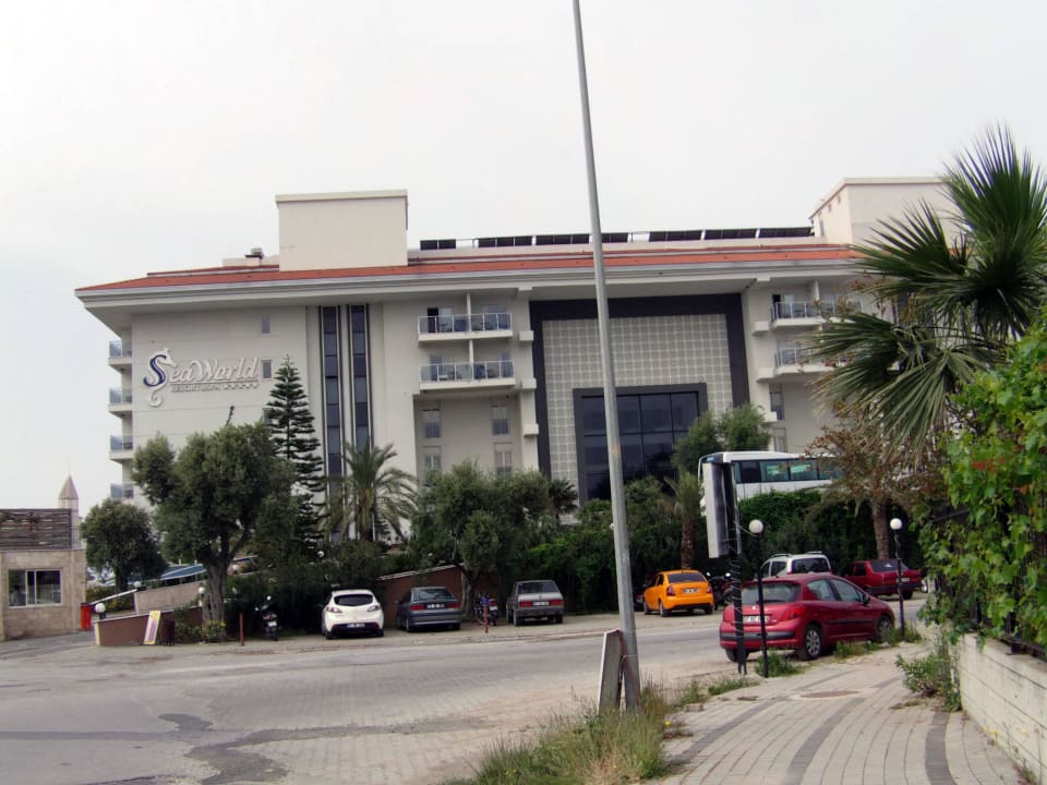 Hotel-Eingang Seaden Sea World Resort & Spa
