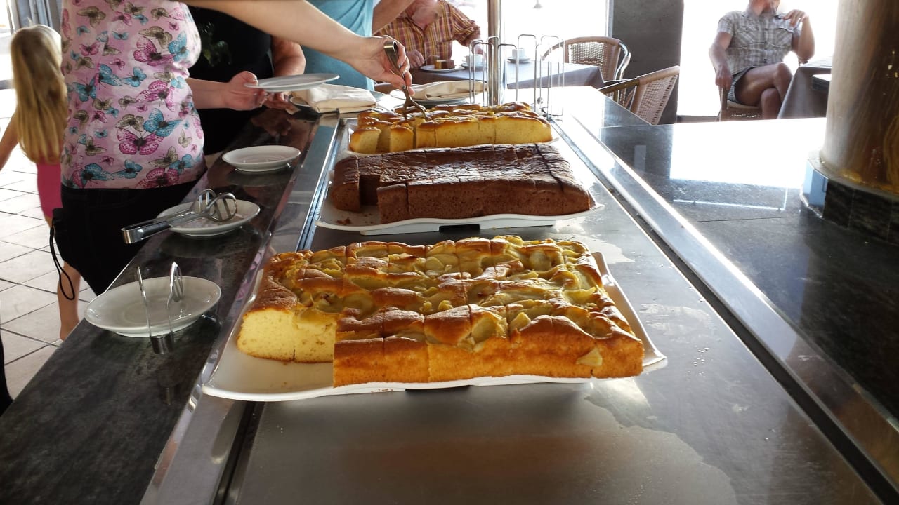 Das Kuchenbüffet wird geplündert  allsun App.-Hotel Barlovento