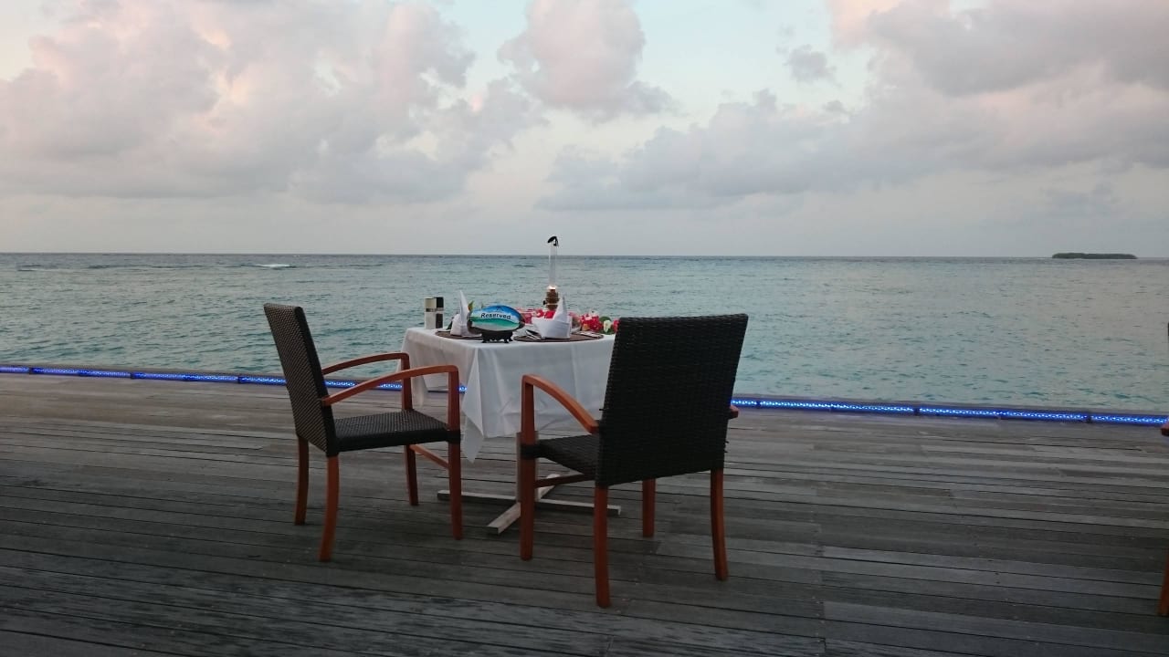 Tisch im O-Restaurant Abends Kuredu Island Resort & Spa