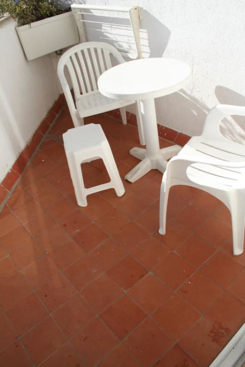 Balkon mit Campingmöbeln Iberostar Waves Bouganville Playa