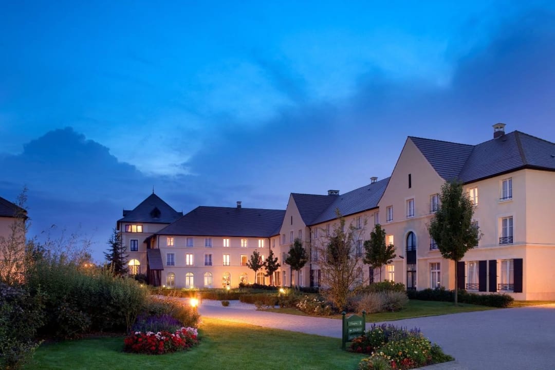 Night view Campanile Val de France