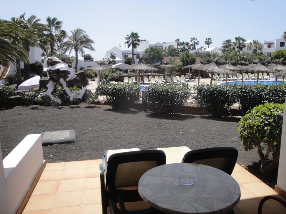 Terrasse mit Liegen allsun App.-Hotel Albatros