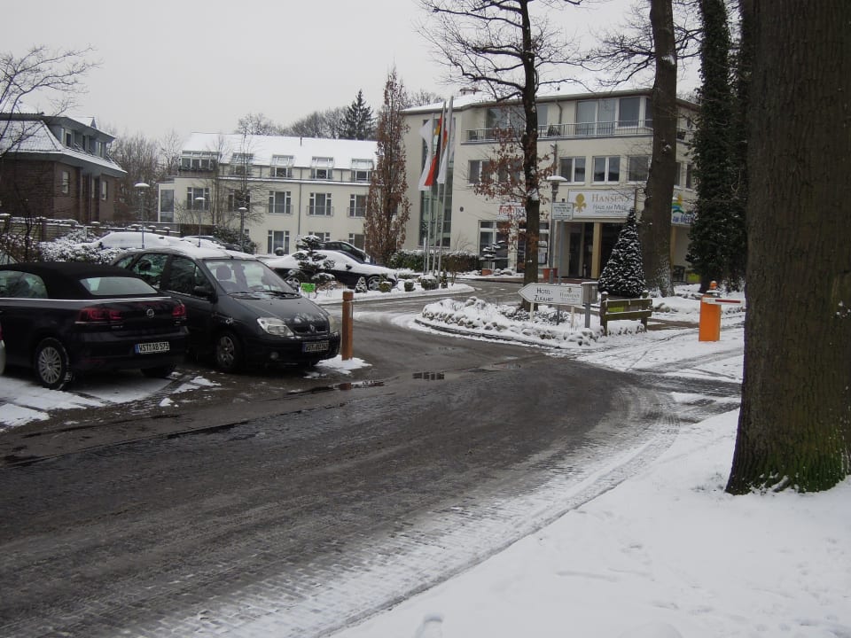 Parkplatz und Eingangsbereich HansenS Haus am Meer