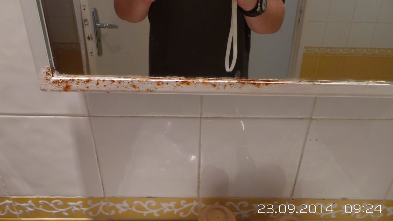 Rostiger Spiegel Hotel Nesrine