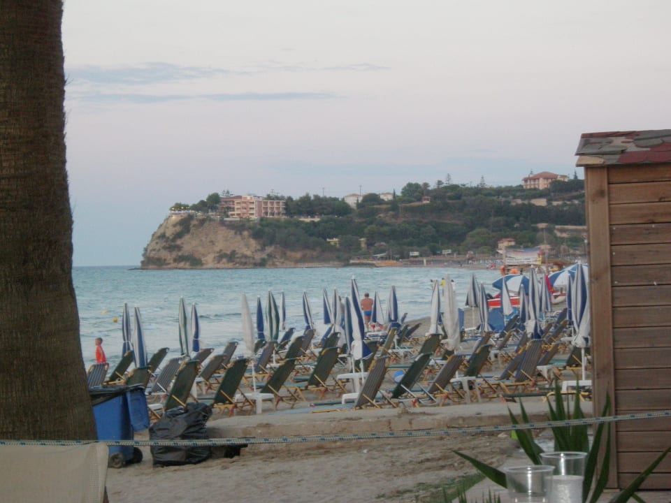 Widok na plażę z baru Tsilivi Beach Hotel
