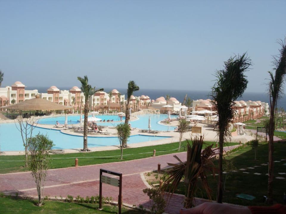 Hotelanlage vom Zimmer aus. Serenity Alpha Beach