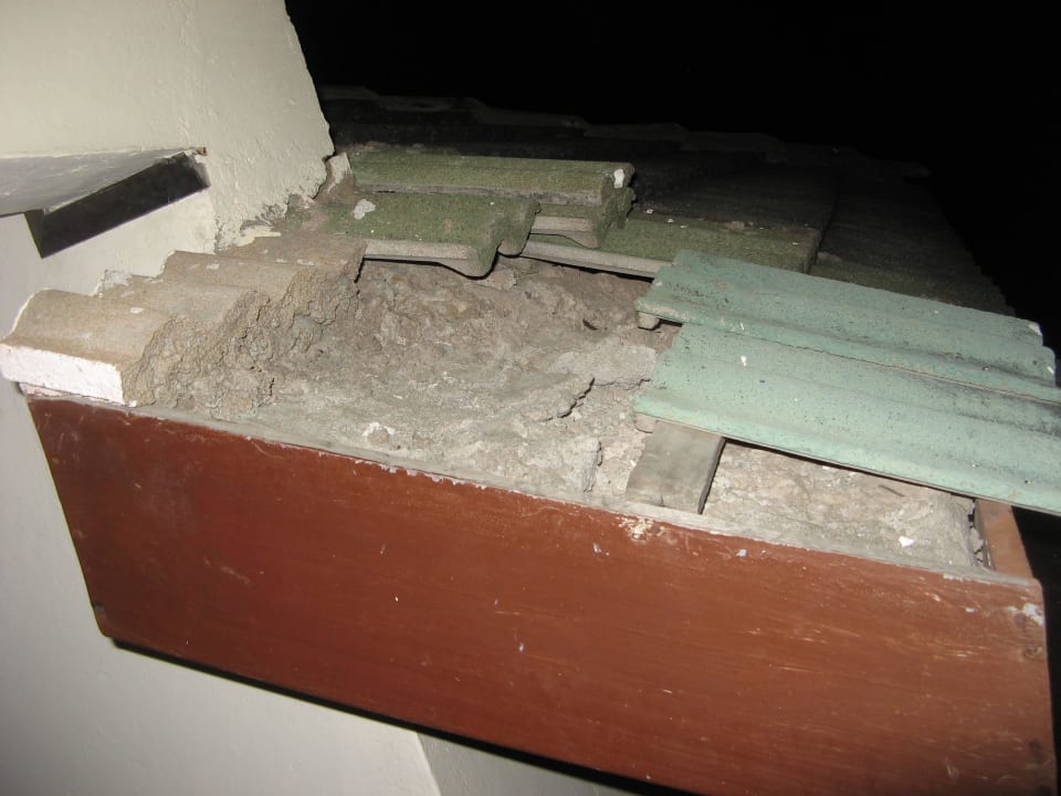 Fehlende Dachpfannen - Blick v. Balkon PrideInn Flamingo Beach Resort & Spa