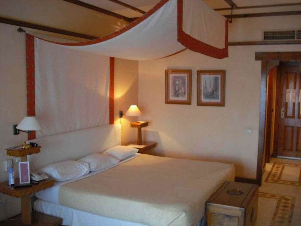 Zimmer mit riesigem Bett. The Grand Resort