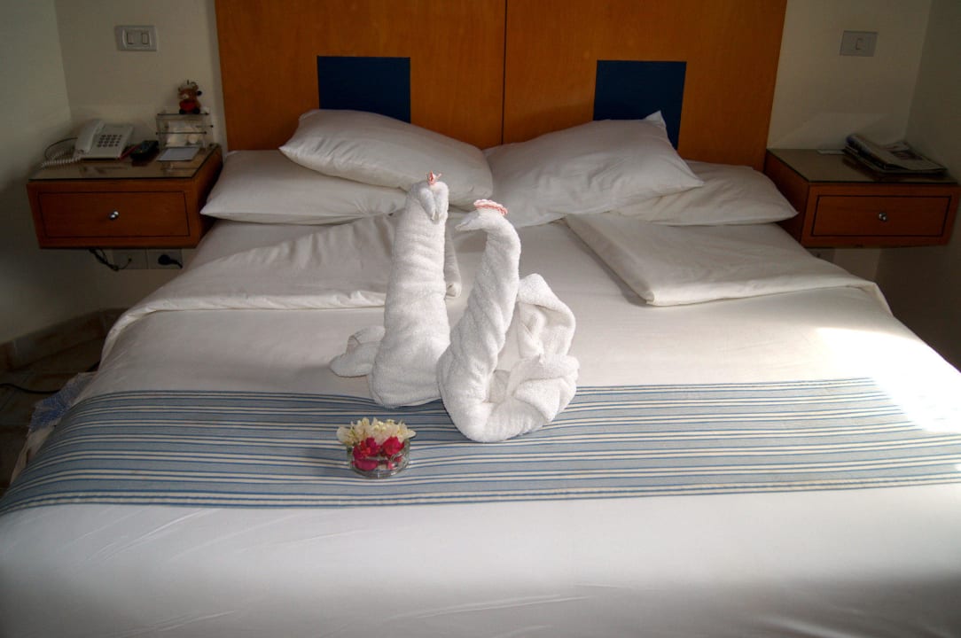 Liebevoll dekoriertes Bett Captain's Inn Hotel