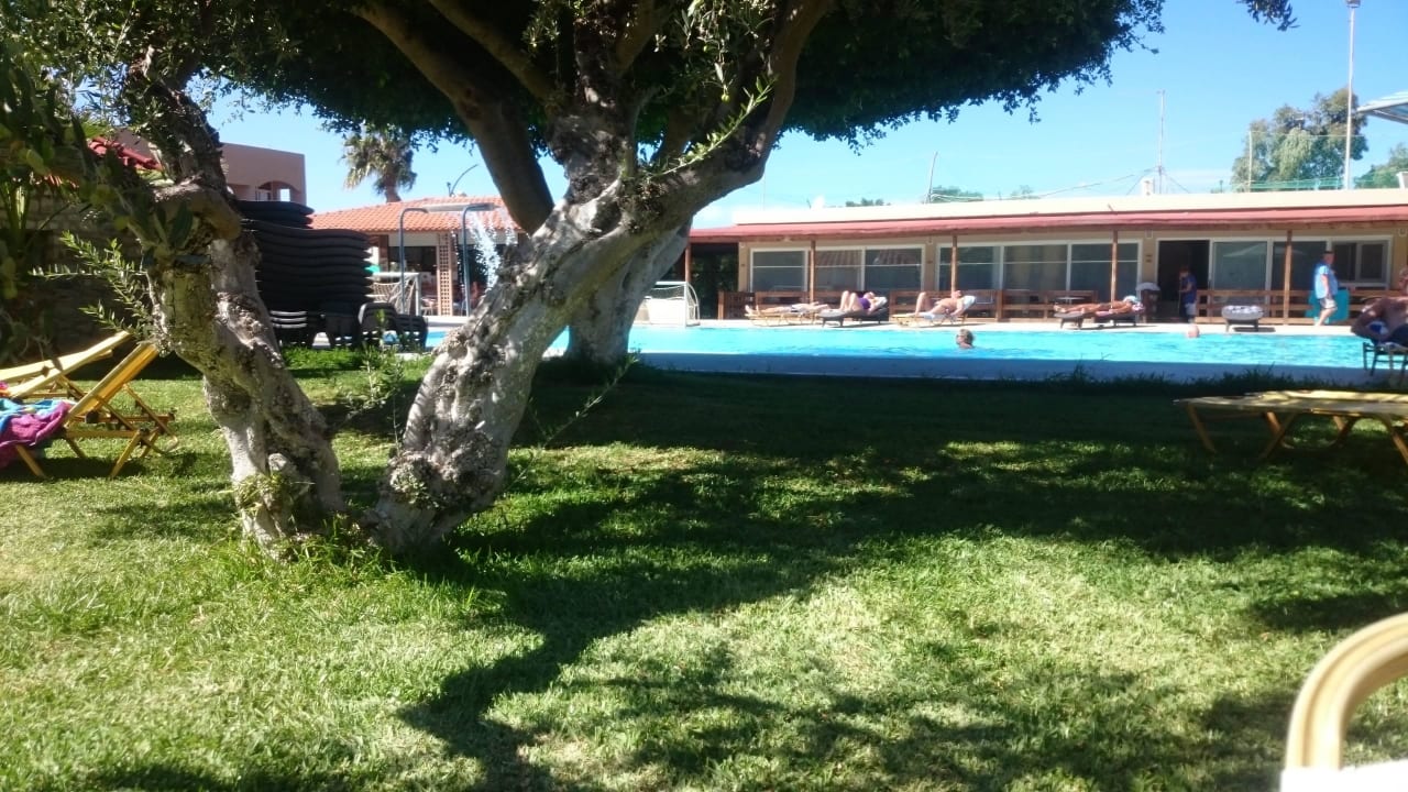 Blick von Gartenanlage zum Pool Ilios K Village Resort