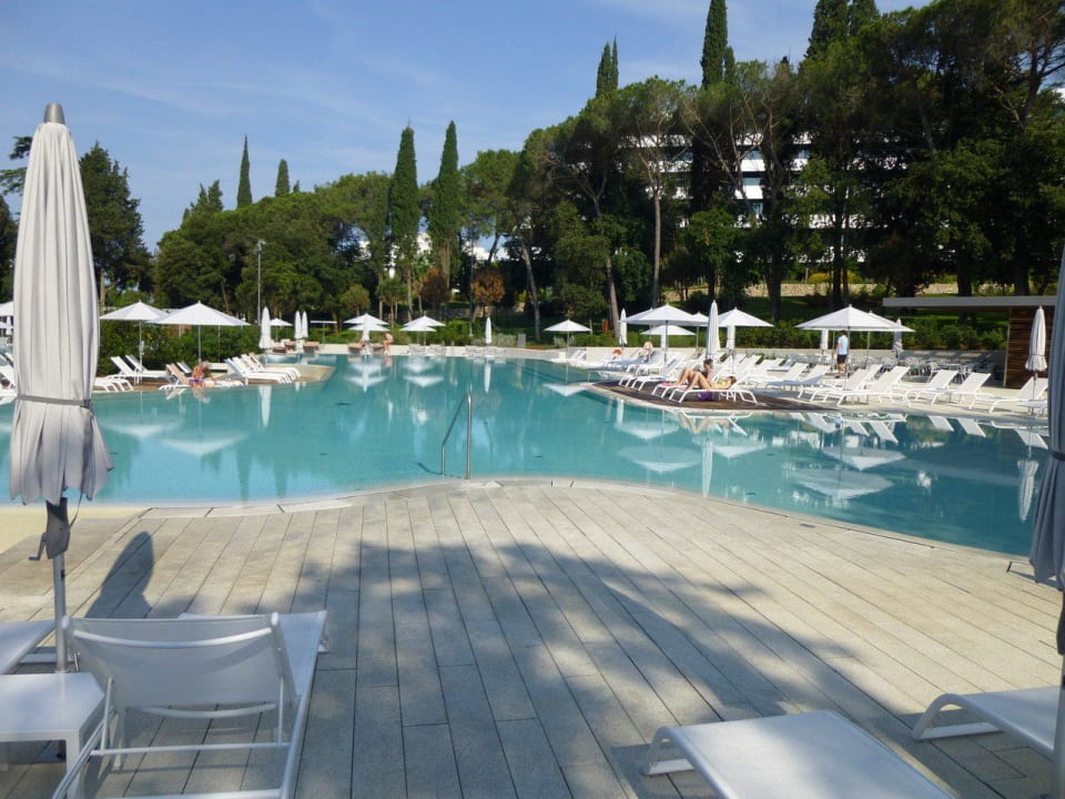 Pool mit Hotel Lone Eden Hotel by Maistra Collection