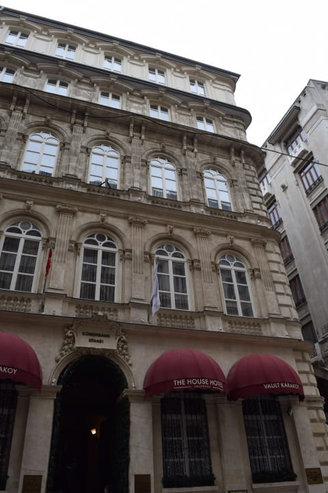 Hotelgebäude von der Straße aus gesehen... The House Hotel Vault Karakoy