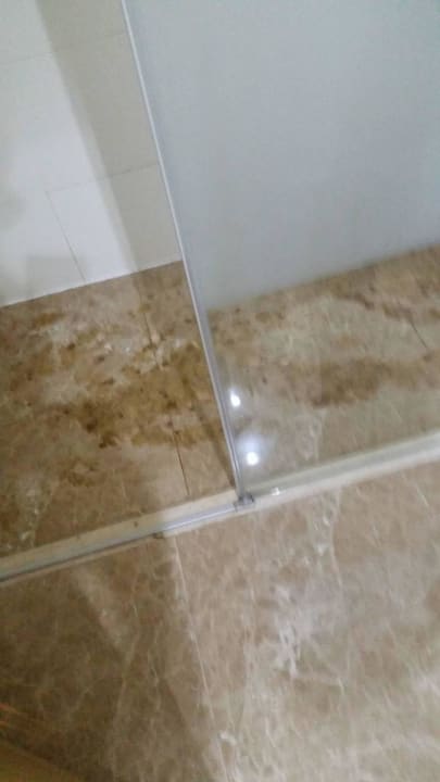 Poo shower Akka Alinda Hotel