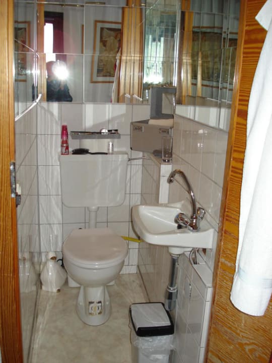 Waschgelegenheit im Rapunzelschlafzimmer Frau Holle-Land-Hotel