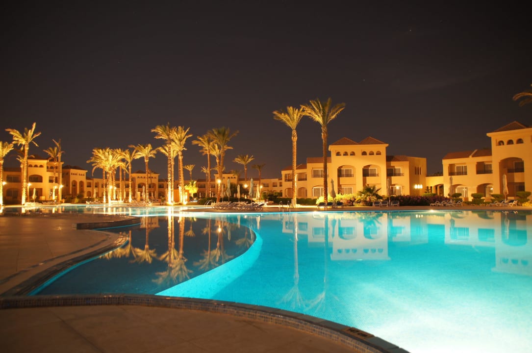 Pool bei Nacht Cleopatra Luxury Resort Makadi Bay