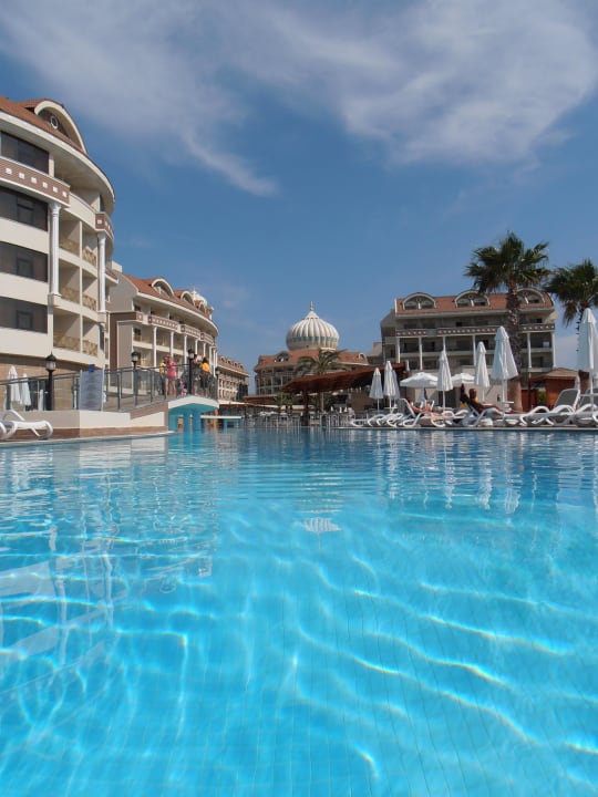 Vom Pool zum Hauptgebäude Kirman Belazur Resort & Spa