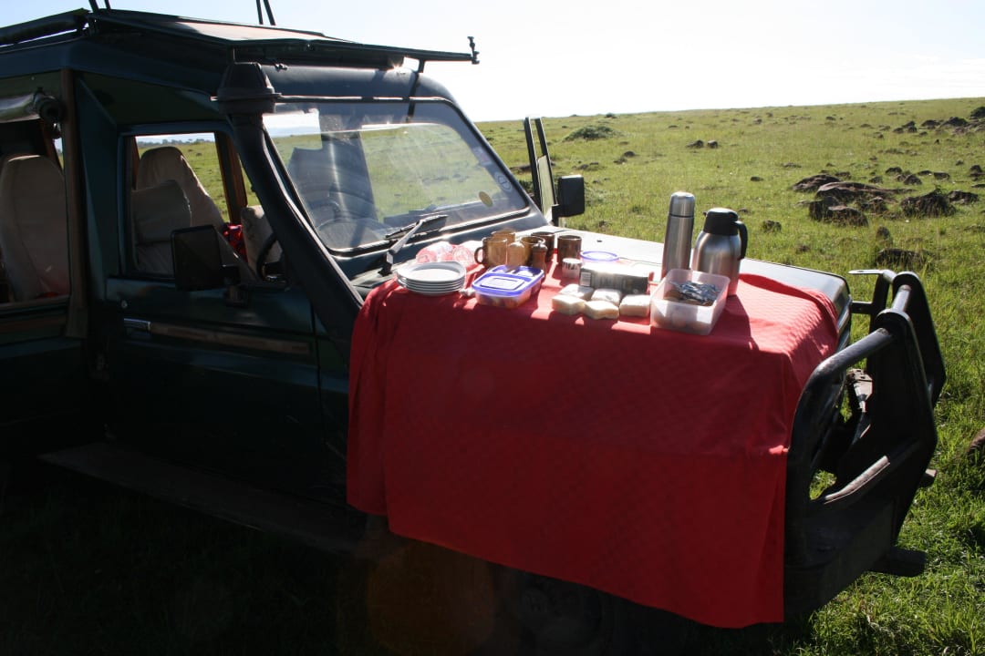 Frühstück im Busch Royal Mara Safari Lodge