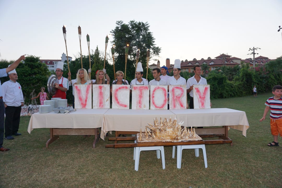 Eistorte am Pool Hotel Victory Resort