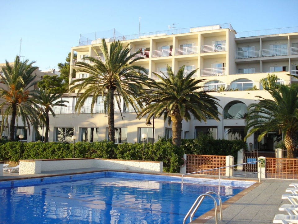 Zwischen Pool und Hotel verläuft die Promenade BG Hotel Nautico Ebeso