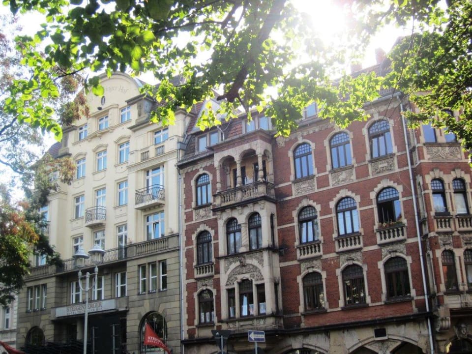 Hotel Thüringer Hof (links) am Karlsplatz Vienna House by Wyndham Thüringer Hof Eisenach
