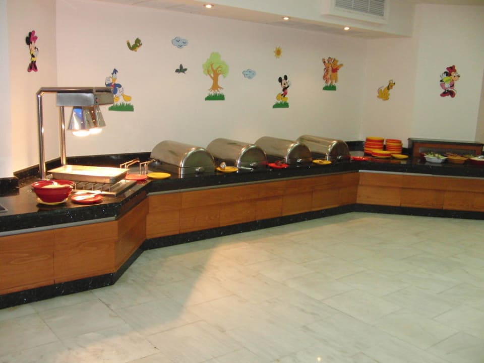 Kinderbüffet extra niedrig gehalten Neptune Luxury Resort