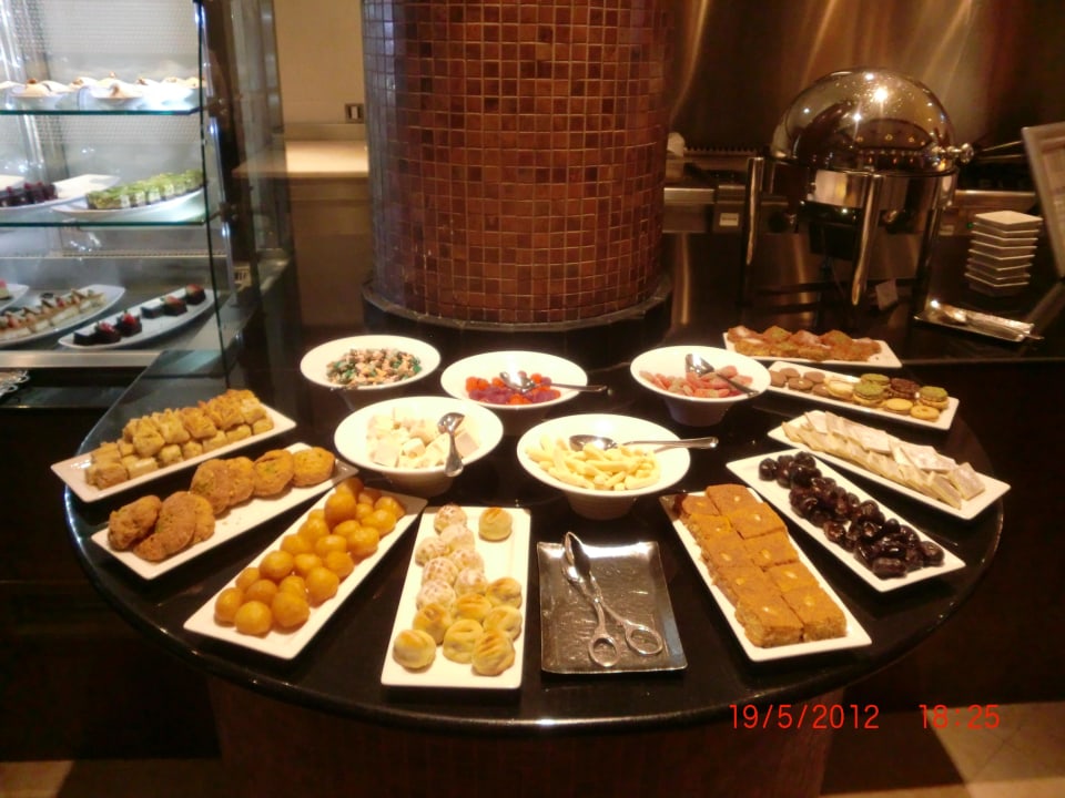 Buffet Hotel Danat Jebel Dhanna Resort