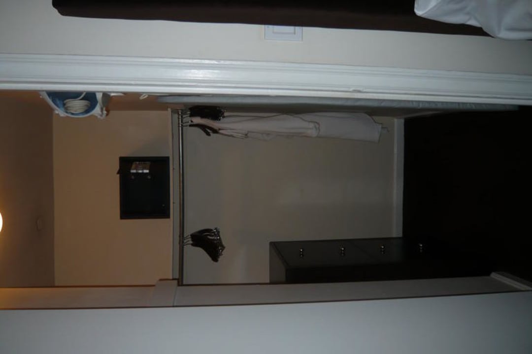 Schrank und Safe St Giles Hotel New York – The Court