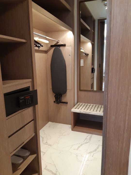 Zimmer Al Jaddaf Rotana Suite Hotel