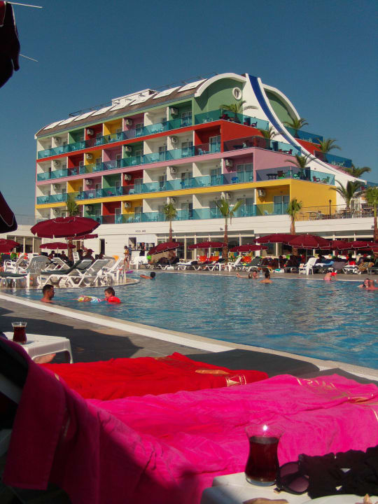 Farbenfroher Poolausblick Side Win Hotel & Spa