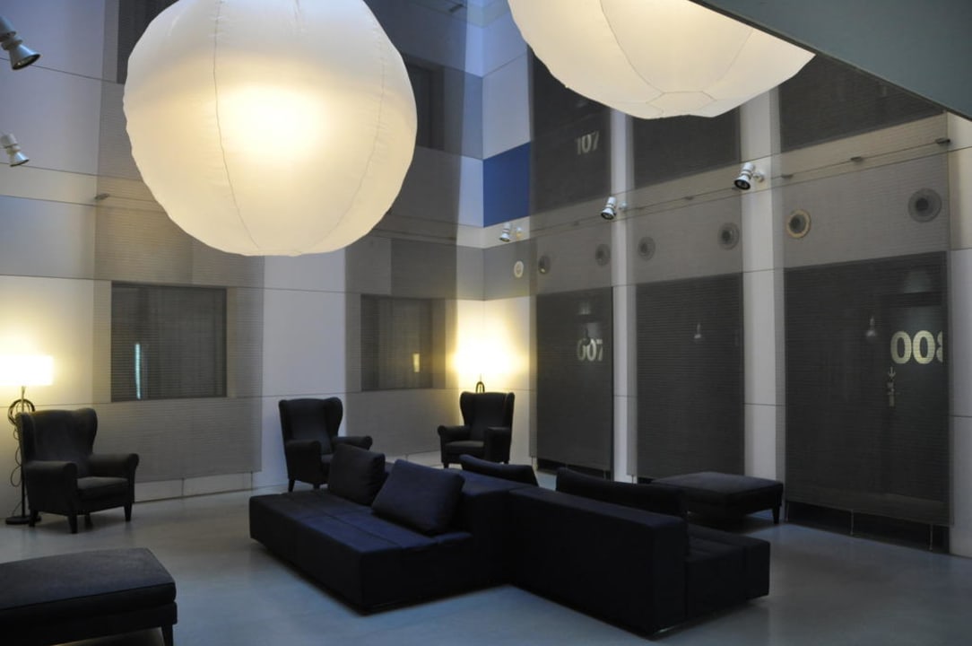Sitzecke in der Lobby Hotel Catalonia Avinyo