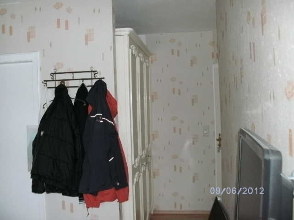 Blick zum Zimmereingang und Schrank Hotel Carolinensiel Doan