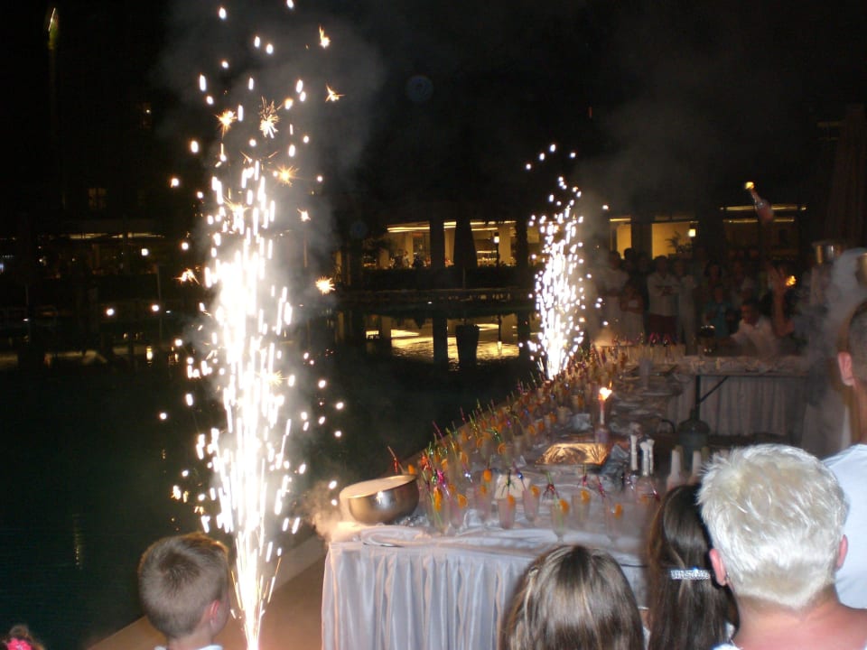Kleine Feuershow bei der weißen Nacht Sunis Elita Beach Resort & Spa