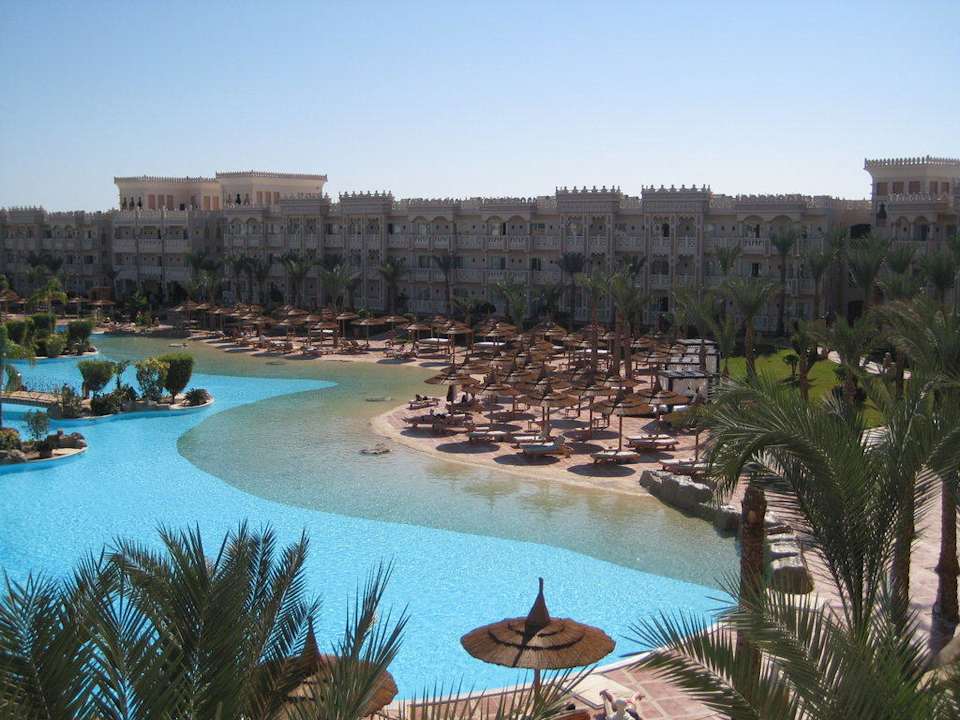 Blick auf die Poolanlage Pickalbatros Palace Resort