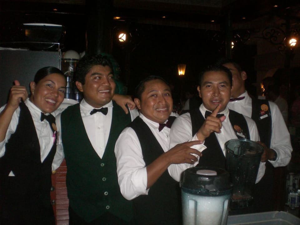 Team hinter Bar Hotel Riu Tequila