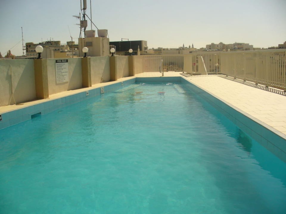 Pool auf dem Dach The Diplomat Hotel