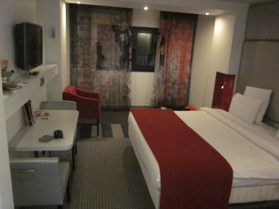 Blick ins Zimmer vom "Flur" Mercure Paris Montmartre Sacré Coeur