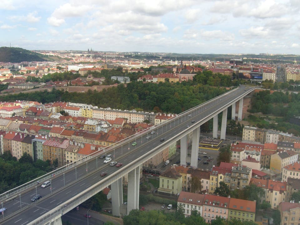 Blick aus dem Zimmer auf die Stadt (mit Hauptstraß Grand Hotel Prague Towers