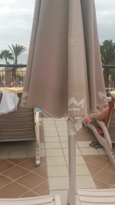 Ausgefranste Sonnenschirme  Hotel Riu Oliva Beach - Hotel