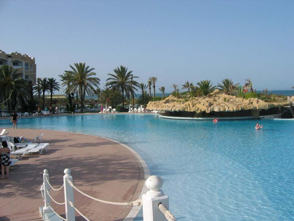 Pool mit Blick auf die Poolbar Mahdia Beach & Aquapark